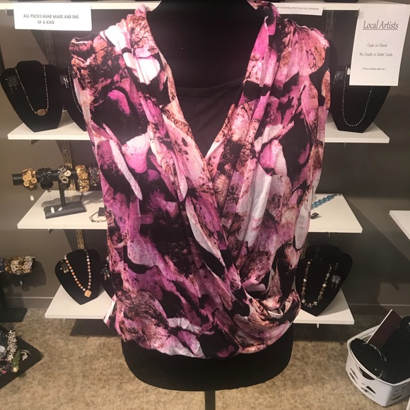 A blouse - Picture 1 of 4